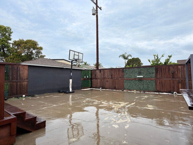 Building Photo - 1003 E Ridgewood St