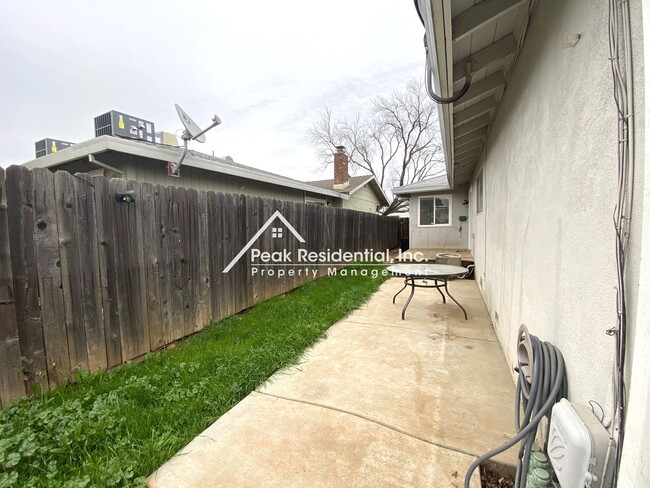 Building Photo - Nice 2bd/1ba Duplex with 1-Car Garage near...