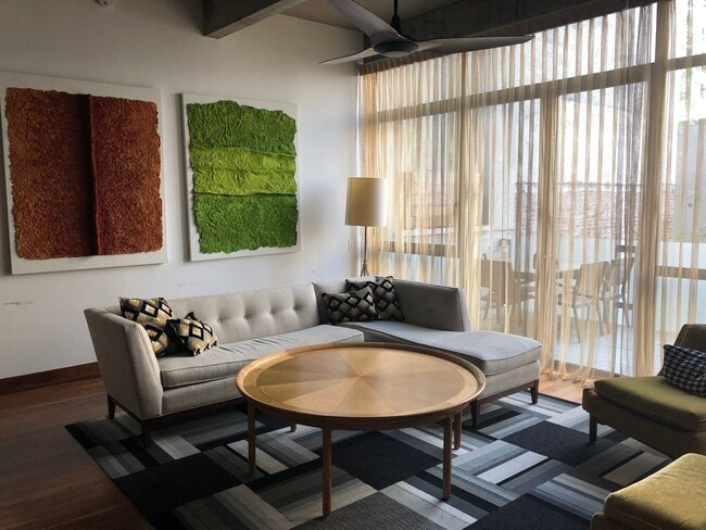 Building Photo - Impeccable Minimalist Design 4 bedroom 3 b...