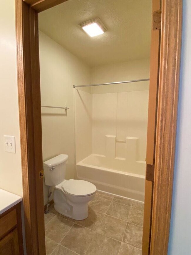 Building Photo - Collett Meadows - Large open floor plan, 4 bedroom Home with 2 baths - PETS WELCOME!