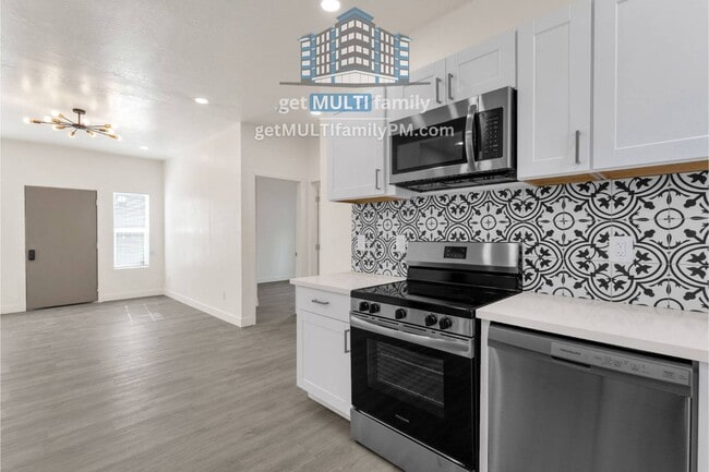 Building Photo - 1006 E Pasadena Ave