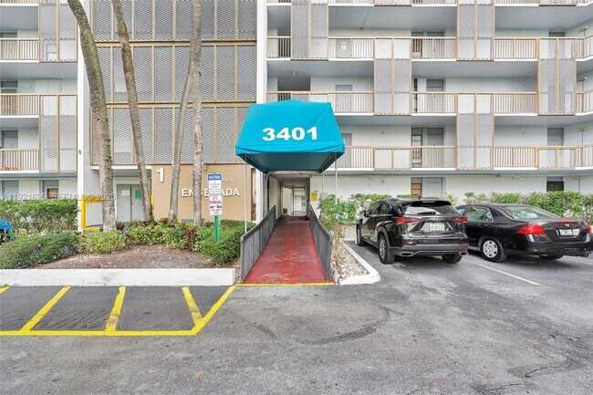 Building Photo - 3401 N Country Club Dr