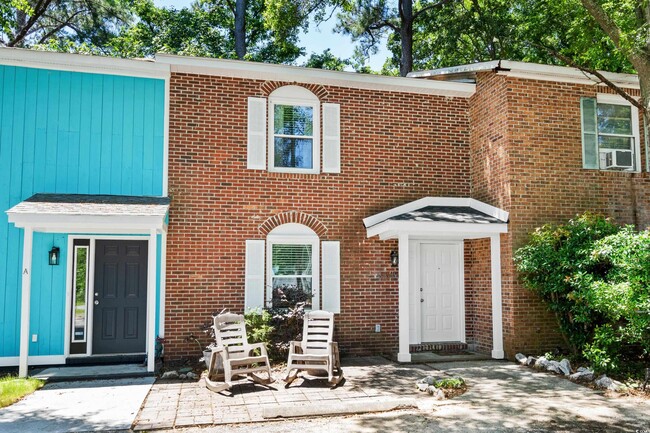 Building Photo - 715 Pine Dr