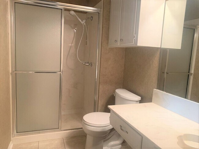 Building Photo - GREENACRES IS THE PLACE TO BE!