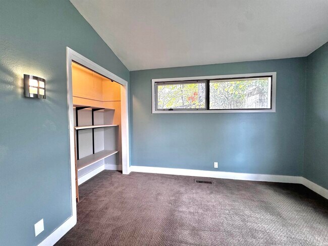 Building Photo - 7102 Woodhue Ln