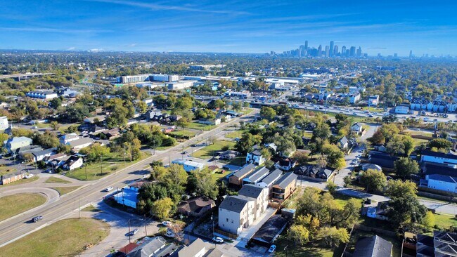 Building Photo - 1216 D E 34th St