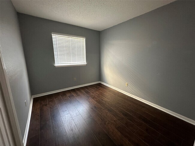 Building Photo - 3319 Green Fields Dr