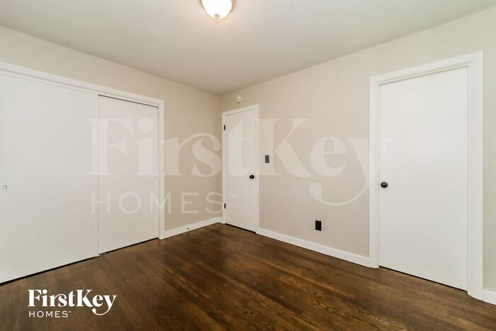 Building Photo - 2625 Sherwood Dr