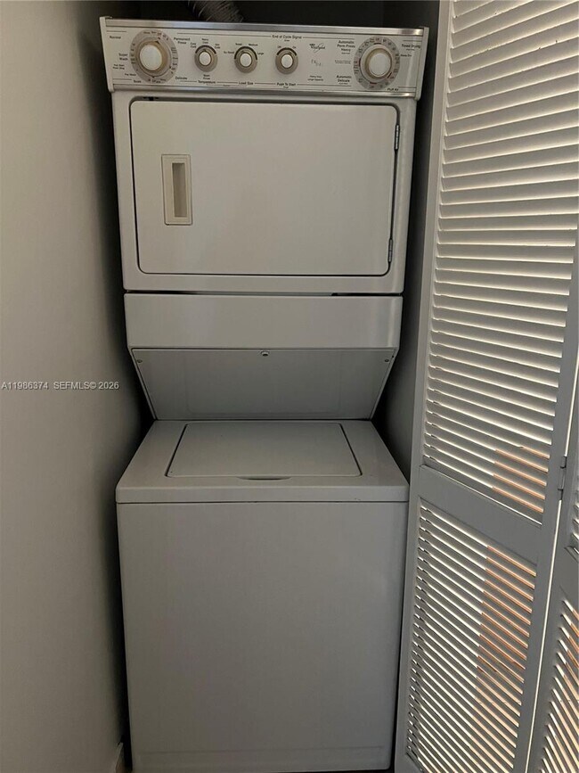 Building Photo - 1385 Crystal Way