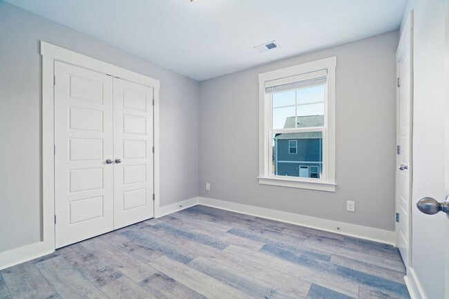 Building Photo - Peaceful Park Circle Retreat