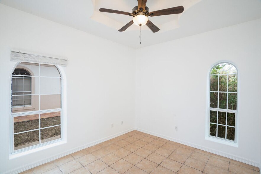 Building Photo - 604 Buena Vista Dr