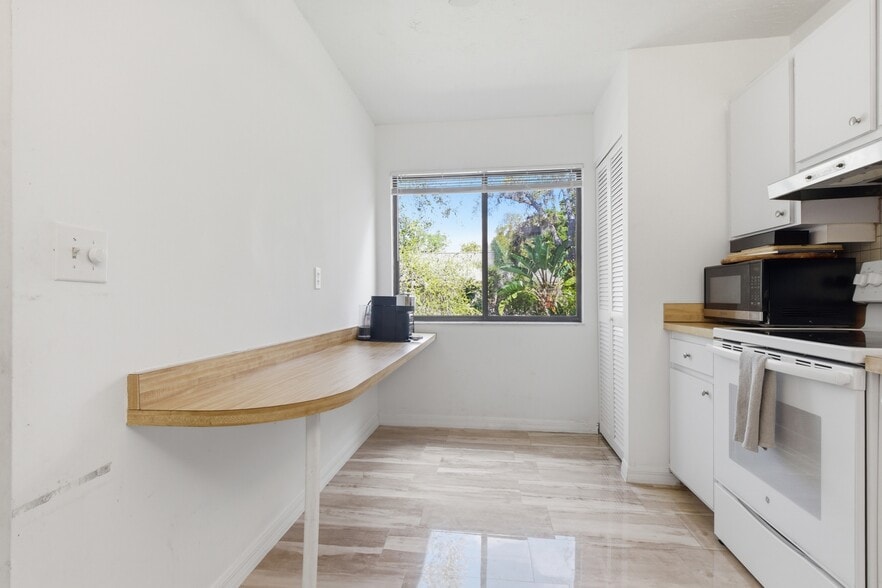 Building Photo - 1628 Clower Creek Dr