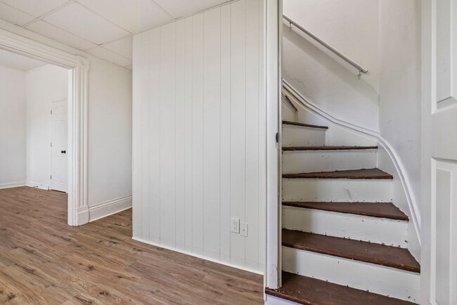 Building Photo - 4 bed 1 bath - all updated, central air, laundry