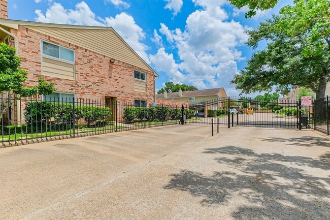 Building Photo - 2507 Bering Dr