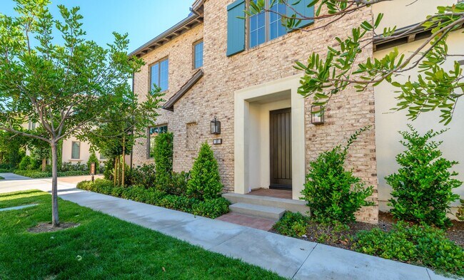 Building Photo - 3bedroom/3 bath/Gated Orchard Hill/Detache...
