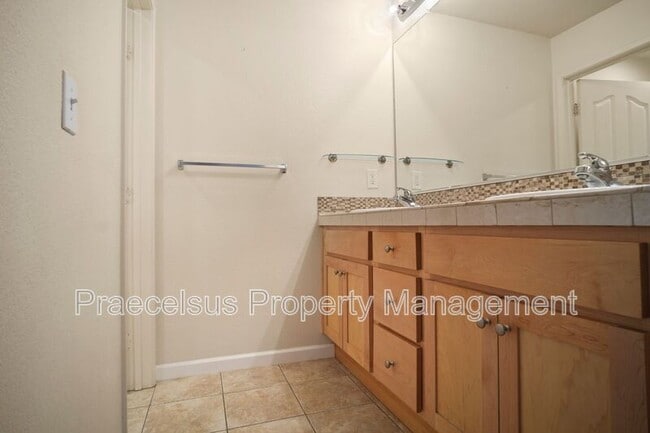 Building Photo - 2155 Caminito Leonzio