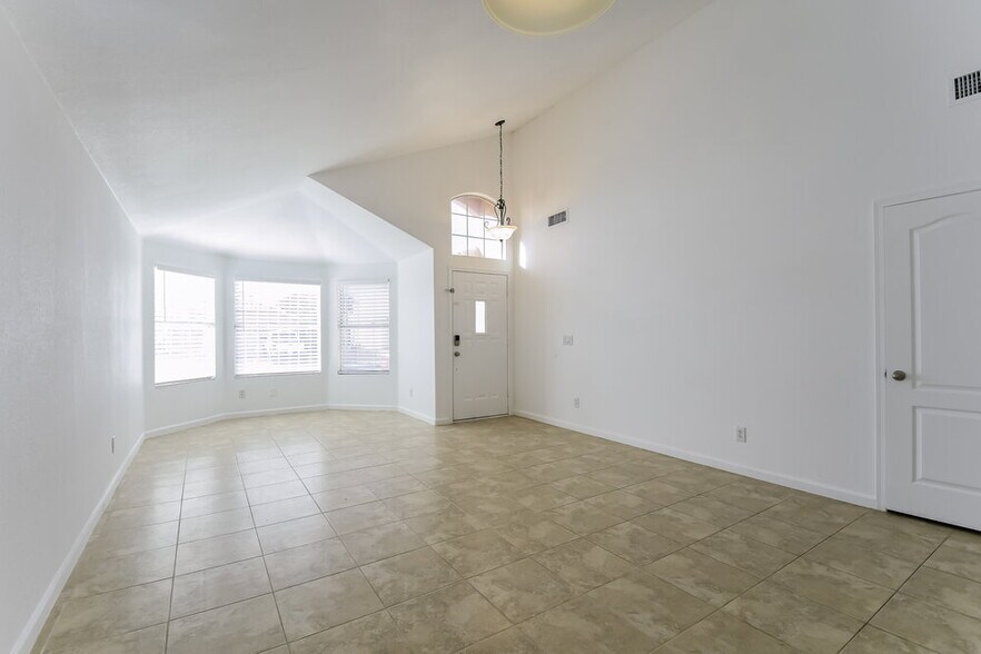 Building Photo - 9528 W Clara Ln