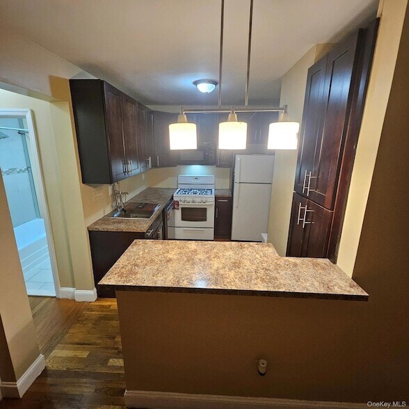 Building Photo - 607 S 5th Ave