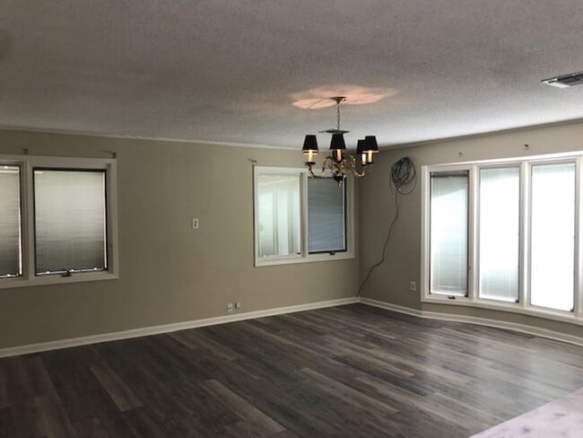 Building Photo - 3 bed 2 Bath Brick Home off Park Avenue!