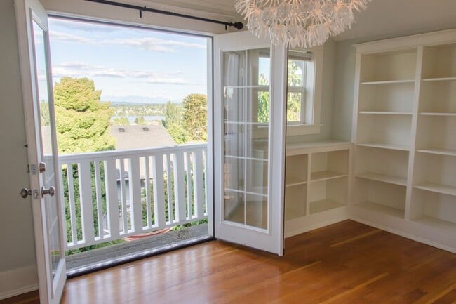 Building Photo - 4Bd/2.75Ba Seattle House
