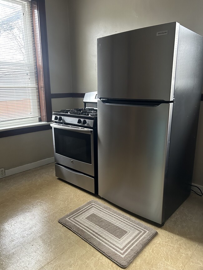 Kitchen Appliances - 3112 Bent Ave