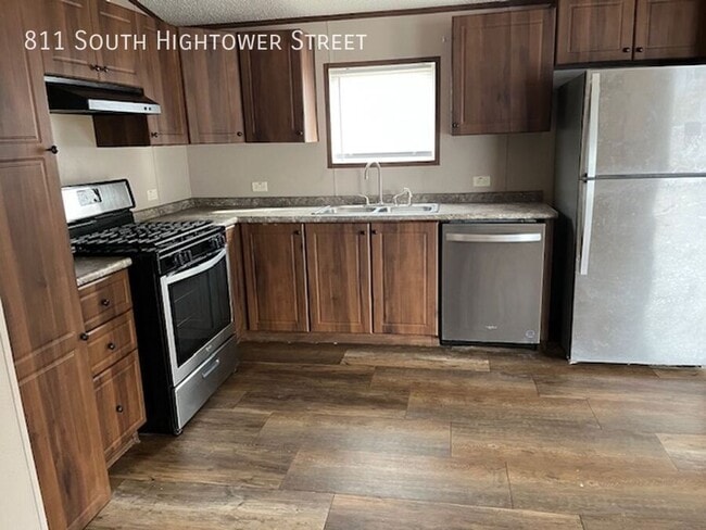 Building Photo - 811 S Hightower St