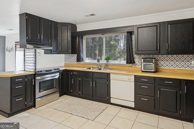 Building Photo - 115 Pine Tree Dr