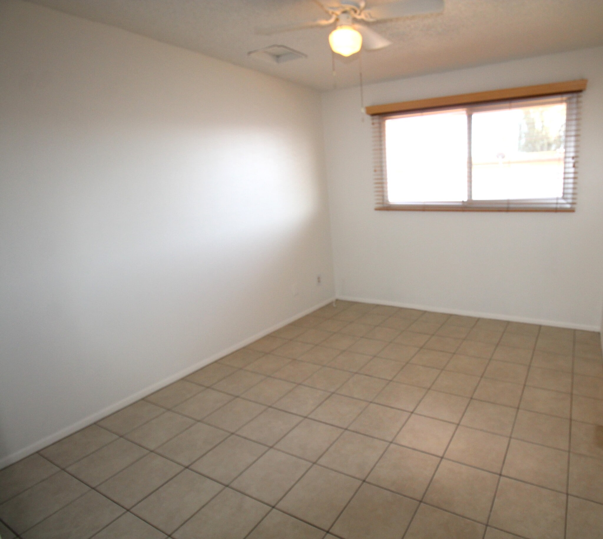 front bedroom - 3116 S Clementine Dr