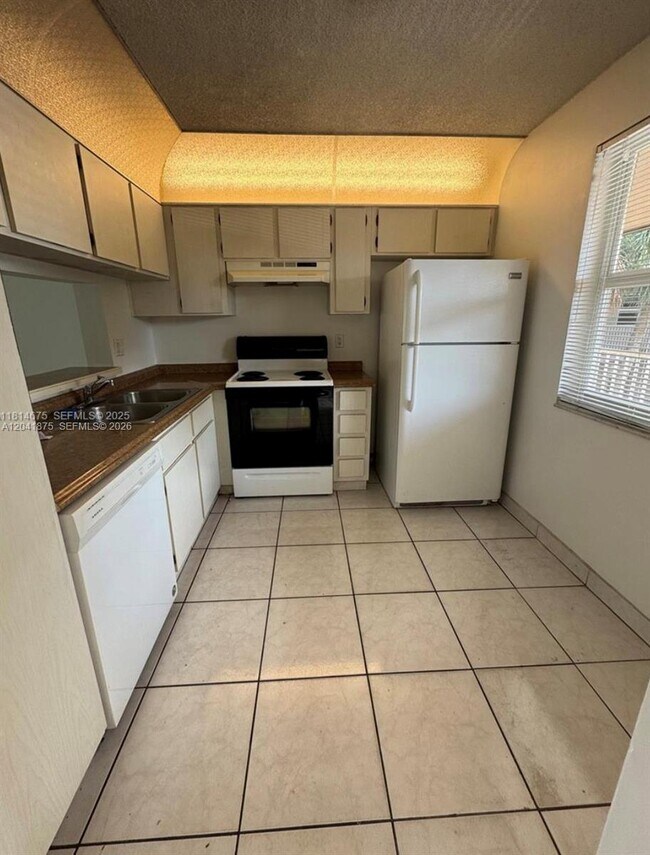 Building Photo - 8750 Royal Palm Blvd