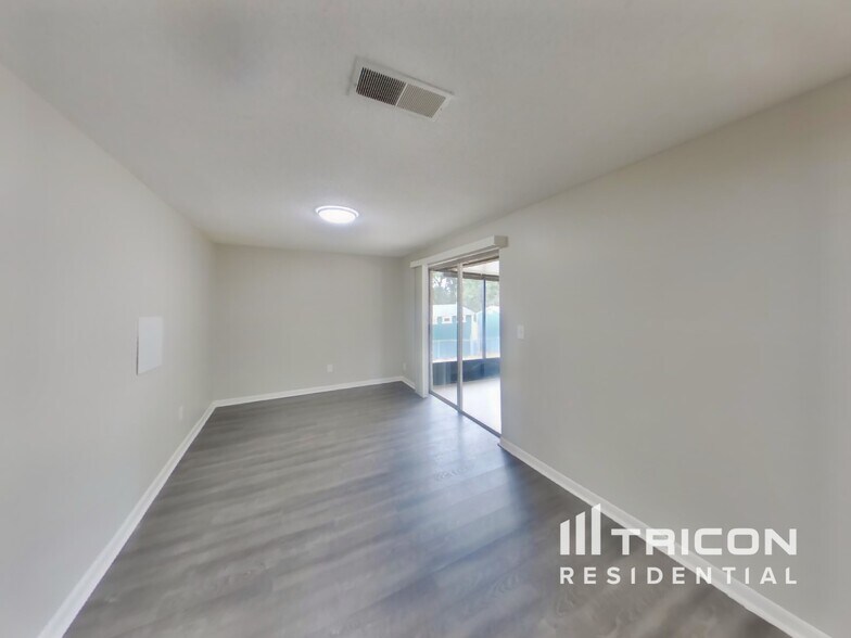 Building Photo - 1203 Seffner Valrico Rd