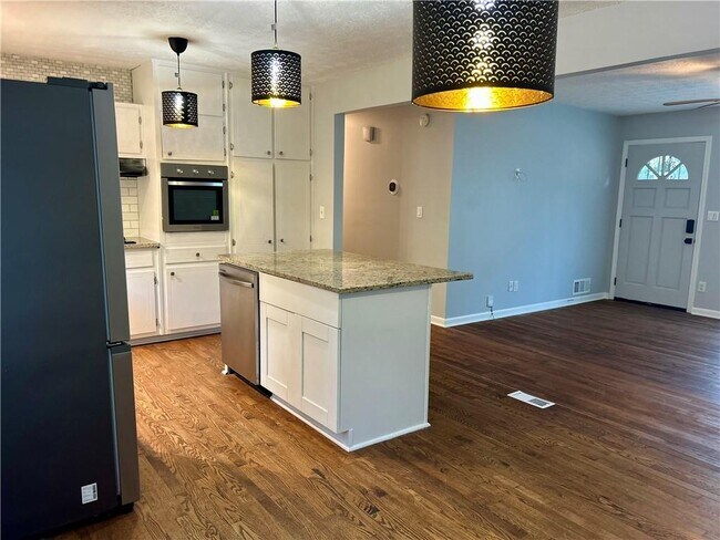 Building Photo - 667 Tara Cir SE