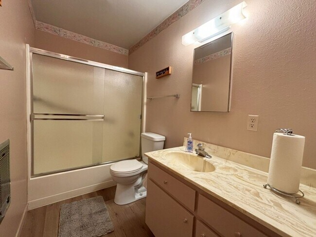 Building Photo - 2 Bedroom in a beautiful woodsy location!