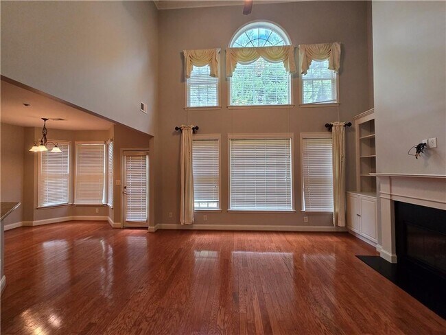 Building Photo - 624 Maple Grove Way