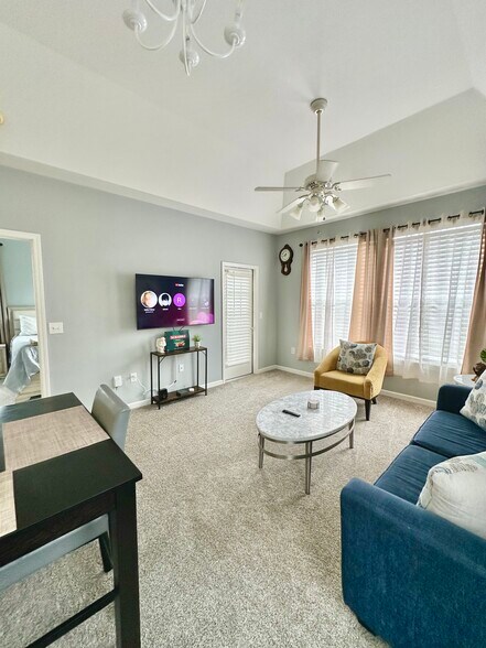 Building Photo - 1286 River Oaks Dr