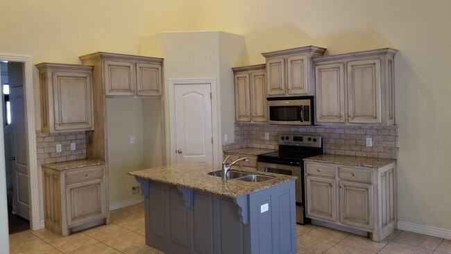 Building Photo - 4 bed 2.5 bath townhome with 2 car garage
