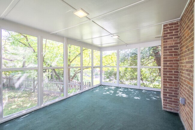 Building Photo - Charming  3 BR/1 BA Single-Family Home in ...