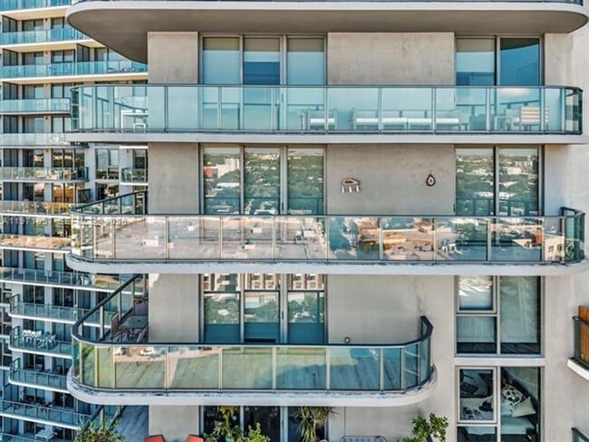 Building Photo - 121 NE 34th St