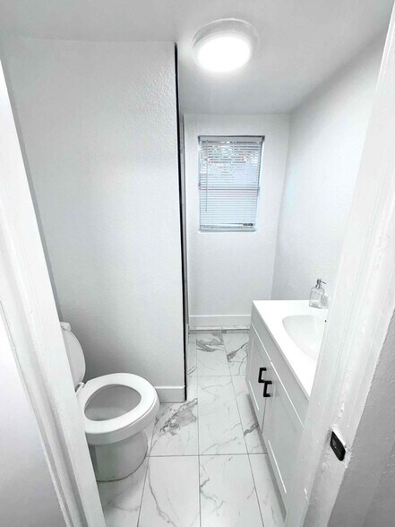 Building Photo - 1211 E 18th Ave