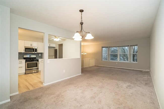 Building Photo - 335 Parma Dr