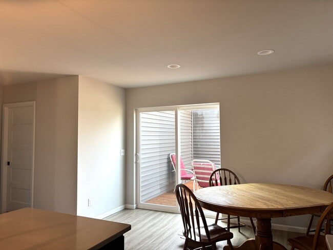Building Photo - 631 Hillcrest Dr