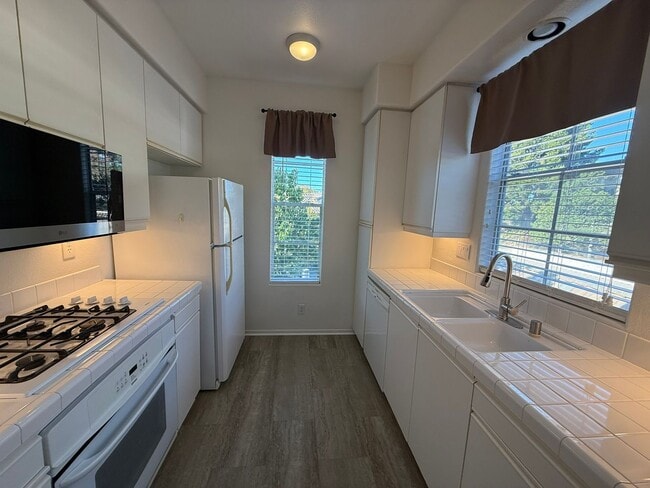 Building Photo - 1BR/1BA Condo w/ ASSIGNED PARKING for rent near Del Mar AVAILABLE NOW!