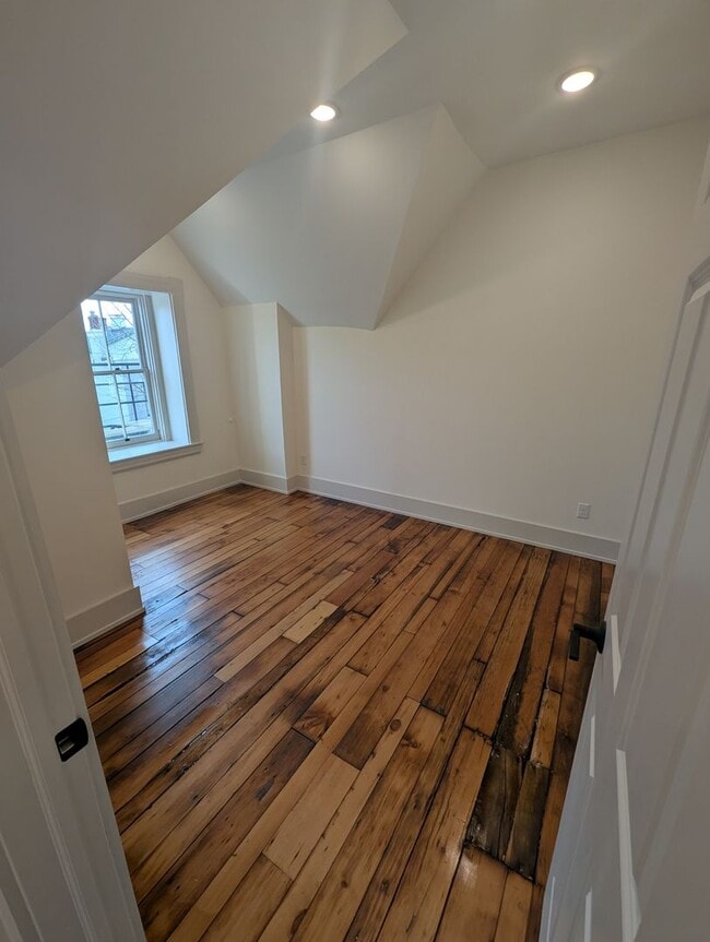 Building Photo - Beautifully Renovated 1 Bed, 1 Bath With In-Unit Washer/Dryer and New Appliances