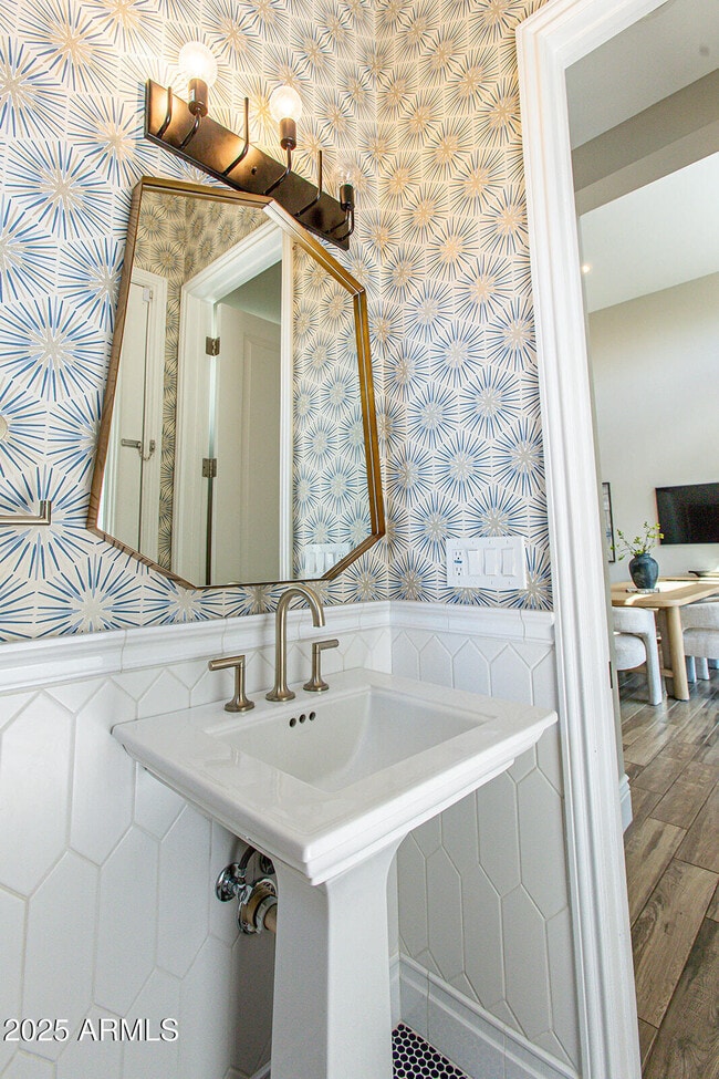 Building Photo - 3801 E Glenrosa Ave