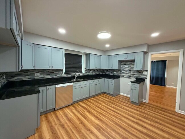 Building Photo - 9243 Lynwood Dr