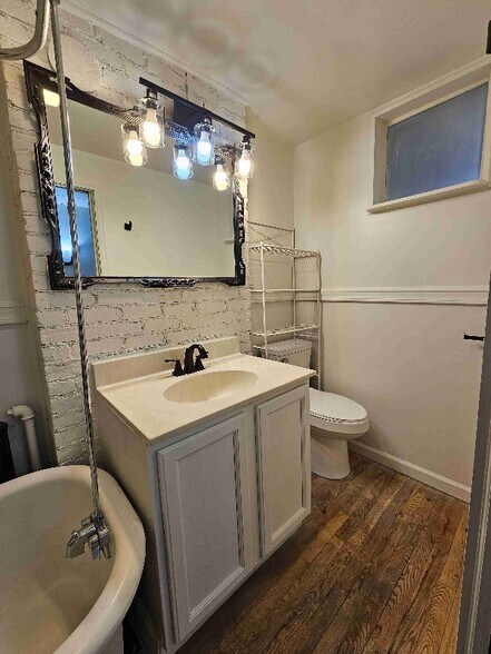 Building Photo - 309 Maple St