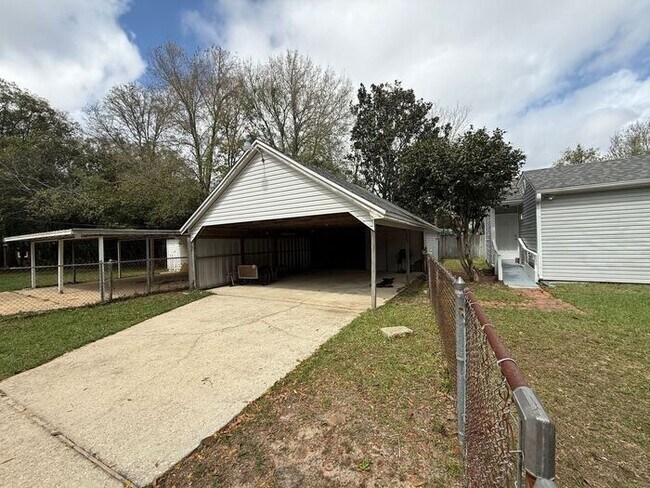 Building Photo - Pensacola - East Hill - 4 bedrooms, 3 bathroom - Mother in Law suite