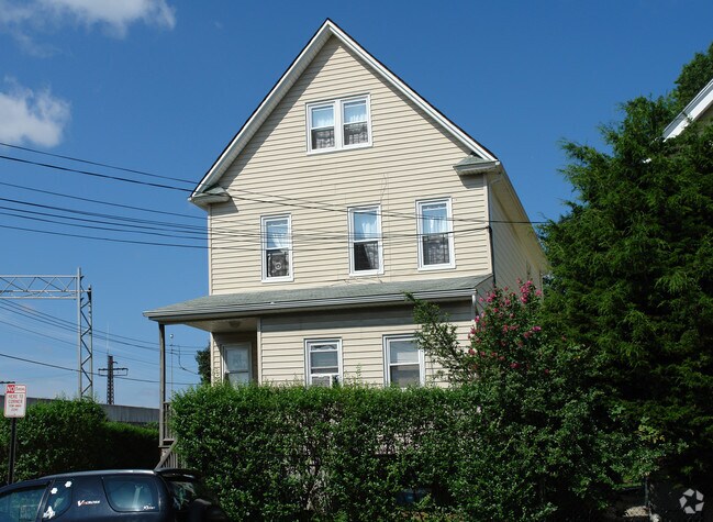 Building Photo - 16 Walnut St