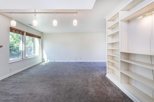 Building Photo - 4 Bedroom Home in West Redding