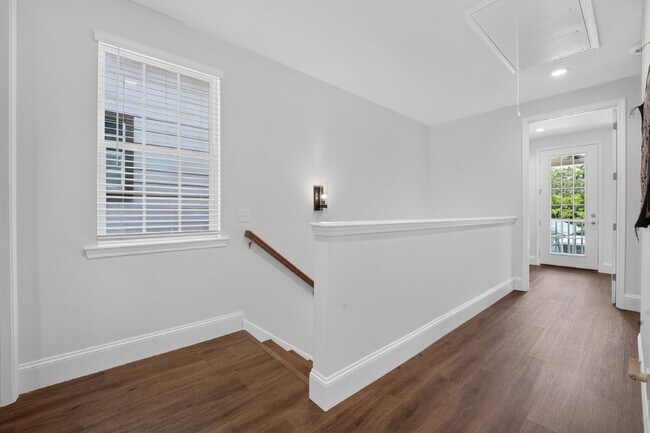 Building Photo - 706 W 44th St