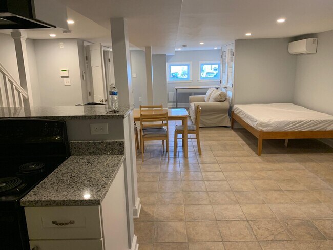 Building Photo - 811 F St NE